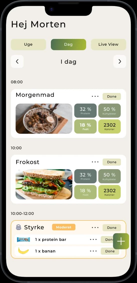 Mobileskærm, der viser den daglige oversigt i Carboplanner-appen for brugeren John. Fanen “Dag” er valgt, og måltider samt aktiviteter vises kronologisk. Morgenmad og frokost vises med billeder, makronæringsstof-fordeling (protein, fedt, kulhydrat) og kalorieantal. En styrketræning er angivet nedenunder med intensiteten markeret som Moderat. Hver post er markeret som “Færdig”.