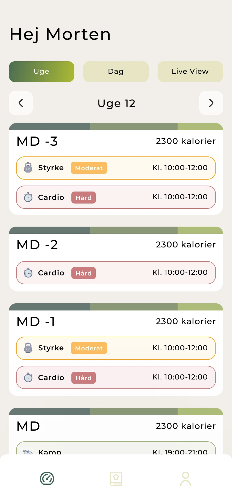 Mobileskærm med ugentlig træningsoversigt i Carboplanner-appen med MD-mærkede sessioner og kalorieinfo.
