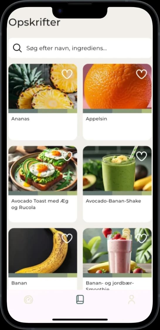 Mobileskærm, der viser opskriftsdatabasen i Carboplanner-appen. Grænsefladen indeholder en søgelinje med teksten “Søg efter navn, ingrediens...” og et gitter med opskriftskort, der viser billeder og titler. Opskrifterne inkluderer Ananas, Appelsin, Avocado Toast med Æg og Rucola, Avocado-Banan-Shake, Banan og Banan- og jordbær-smoothie. Hvert kort har et hjerteikon til favoritter.